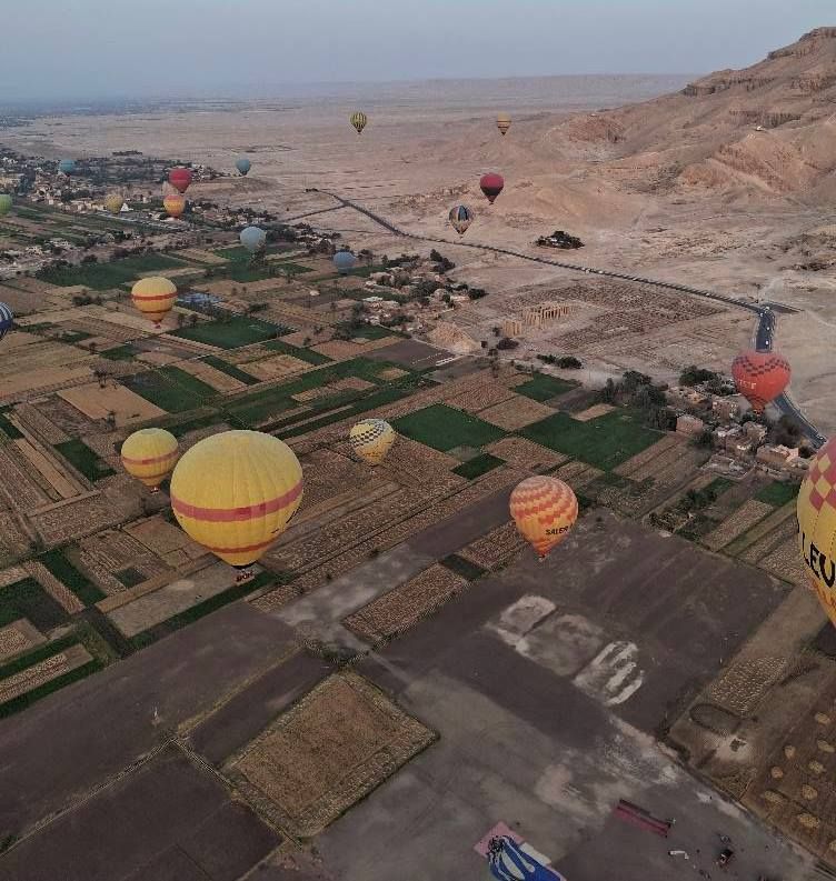 البالون الطائر مغامرة ساحرة تحلق بالسياح على ارتفاع 2000 قدم بالأقصر.. صور