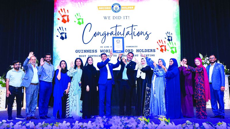 الامارات | أكبر عَلَم لدولة الإمارات مطبوع ببصمات الأيدي يدخل موسوعة «غينيس»