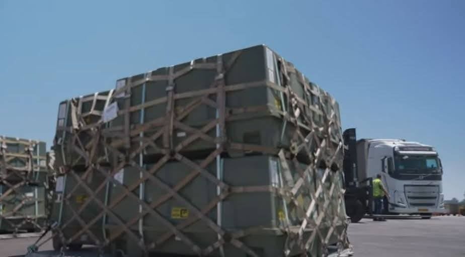 وزارة الدفاع الإسرائيلية تعلن وصول 14 طائرة محملة بالمعدات العسكرية من أمريكا.. صور