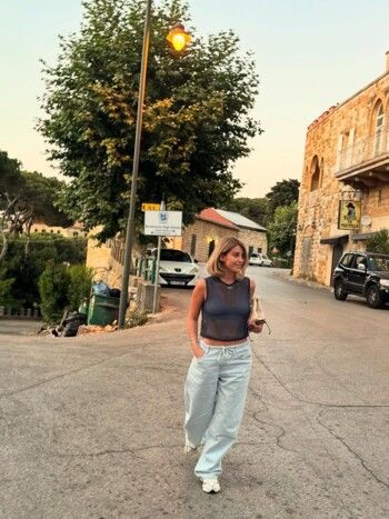 نور علي تستمتع بوقتها في مدن لبنان