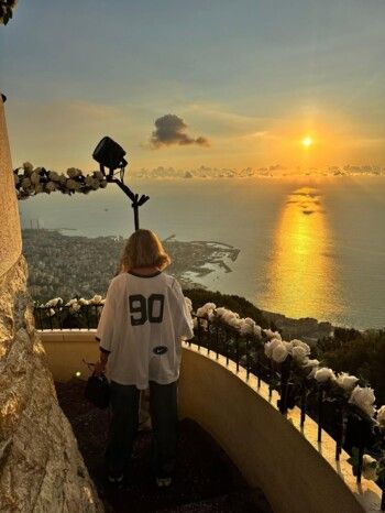 نور علي تستمتع بوقتها في مدن لبنان