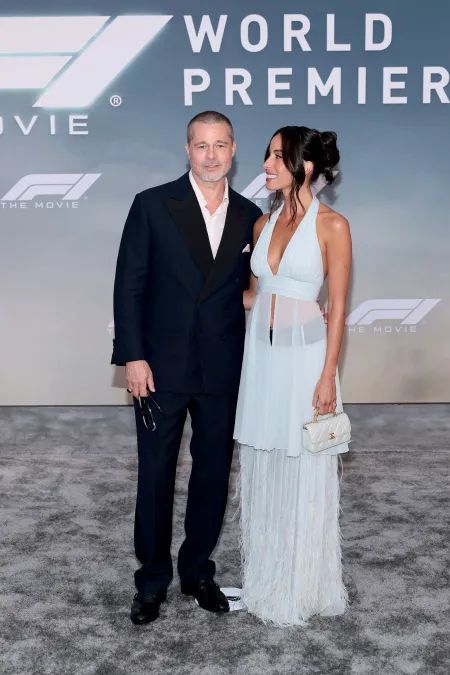 بالصور- براد بيت يتألق على السجادة الحمراء بفيلم مرتقب وحبّ علني 