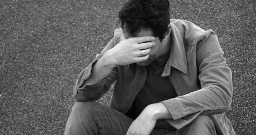 الامارات | تحذير هام للرجال: خنق البكاء بداخلك يصيبك بالقرحة وأمراض القلب