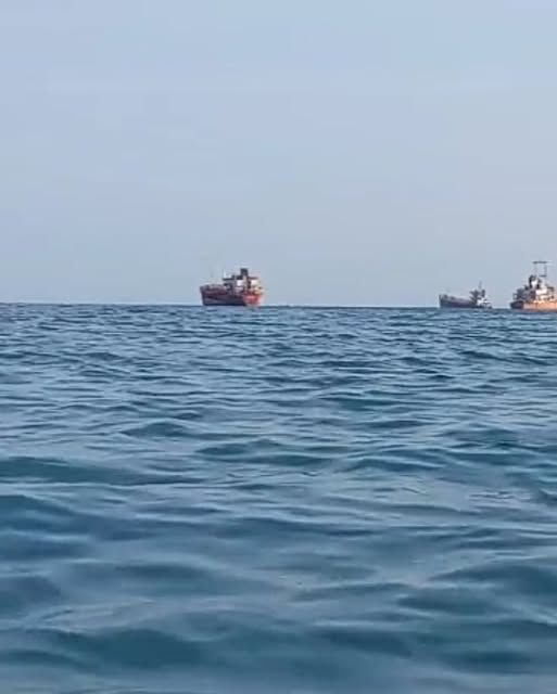 عدن.. تسرب نفطي من سفينة جانحة في ساحل الحسوة 