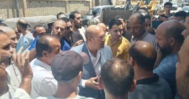 نائب محافظ الجيزة يستمع لشكاوى الباعة خلال جولة فى مدينة البدرشين