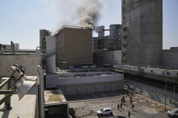 لحظة تصاعد أعمدة الدخان بعد استهداف إسرائيل لمفاعل آراك النووي في إيران