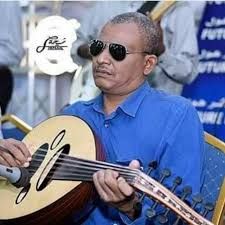 شاهد بالفيديو.. وسط تصفيق وزغاريد وتفاعل الحضور.. عازف العود الشهير عوض أحمودي يفاجئ المعازيم بحفل زواج بالقاهرة ويردد رائعة الهرم وردي “أقابلك”