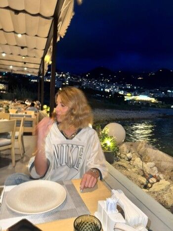 نور علي تستمتع بوقتها في مدن لبنان