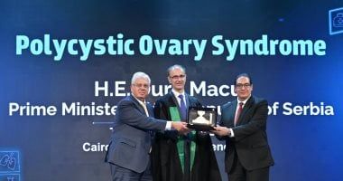 وزير التعليم العالى ورئيس جامعة القاهرة يقدمان درع الجامعة لرئيس وزراء صربيا