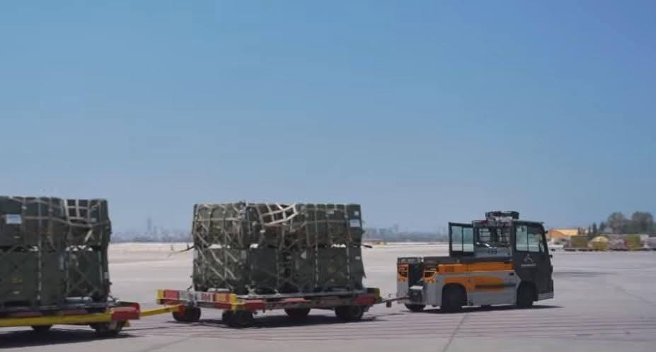 وزارة الدفاع الإسرائيلية تعلن وصول 14 طائرة محملة بالمعدات العسكرية من أمريكا.. صور