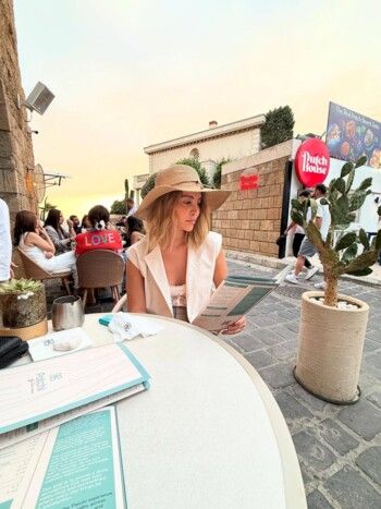 نور علي تستمتع بوقتها في مدن لبنان