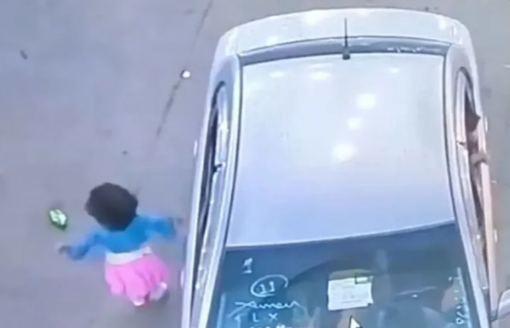 تركها وغادر!...فيديو يحبس الأنفاس.. طفلة تنجو من الموت بعد نزولها من السيارة