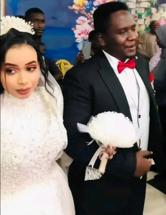 بالصورة.. الممثل السوداني ومقدم برنامج المقالب “زول سغيل” ينفي شائعة زواجه من إحدى ضحياه: (زواجي ما عندي علاقة بشيخ الدمازين وكلنا موحدين وعارفين الكلام دا)