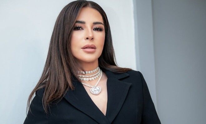 ماغي بو غصن تضج أنوثة وجمال بفستانها الاحمر الخيالي