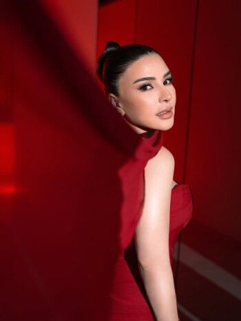 ماغي بو غصن تضج أنوثة وجمال بفستانها الاحمر الخيالي