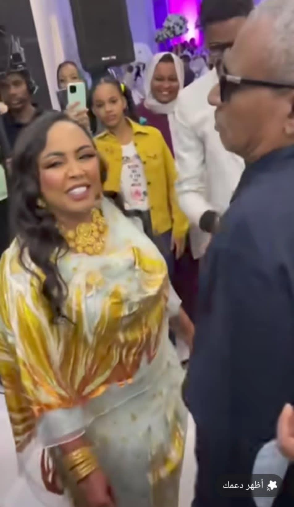 شاهد بالصورة والفيديو.. خلال حفل زفاف بالقاهرة.. العازف عوض أحمودي يدخل في وصلة رقص هستيرية مع الفنانة هدى عربي على أنغام (ضرب السلاح)