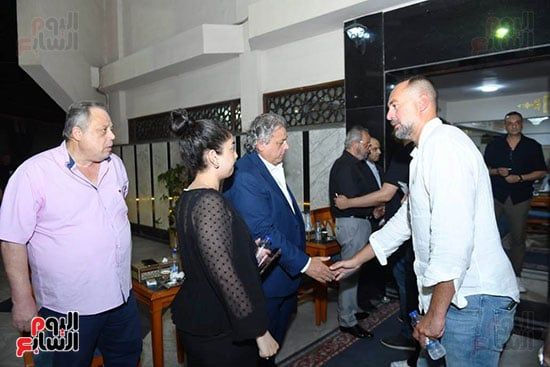 شمس البارودي تتلقى عزاء شقيق زوجها الراحل حسن يوسف (صور)