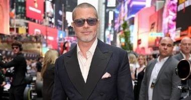 براد بيت يلمح لدوره القادم في العرض الأول لفيلم "F1"