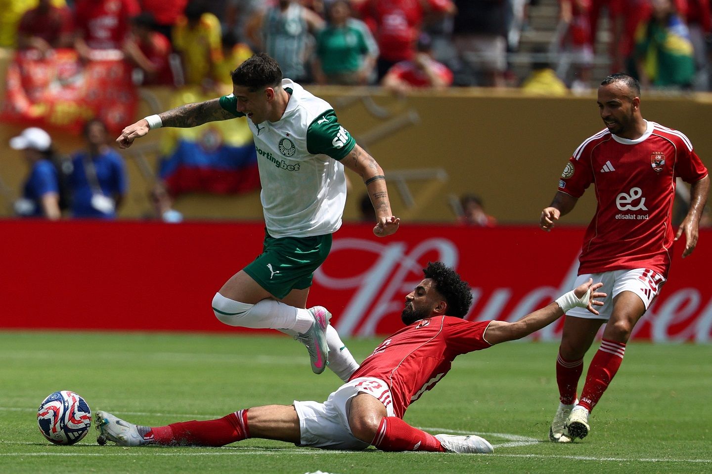 الامارات | بالميراس يهزم الأهلي بثنائية في مباراة توقفت بسبب عاصفة متوقعة