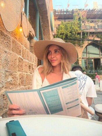 نور علي تستمتع بوقتها في مدن لبنان