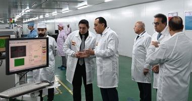 رئيس الوزراء يقوم بجولة فى مشروع تصنيع أجهزة شاشات التليفزيون والهواتف بمصنع "صافي جروب"