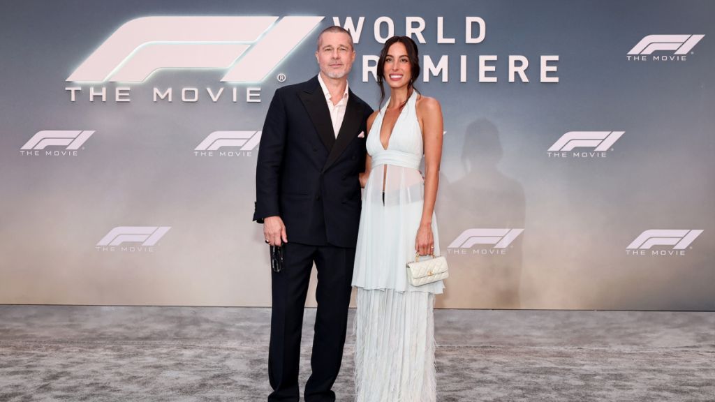 بالصور- براد بيت يتألق على السجادة الحمراء بفيلم مرتقب وحبّ علني 