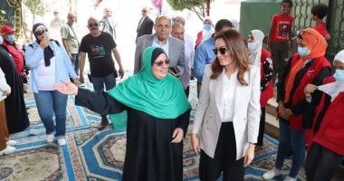 نائب محافظ الجيزة تشهد توزيع 1000 كرتونة مواد غذائية على الأسر الأولى بالرعاية