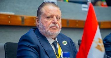 تكريم محافظ البنك المركزى المصرى ومنحه جائزة "محافظ العام" فى القمة المصرفية بباريس