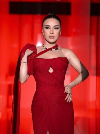 ماغي بو غصن تضج أنوثة وجمال بفستانها الاحمر الخيالي