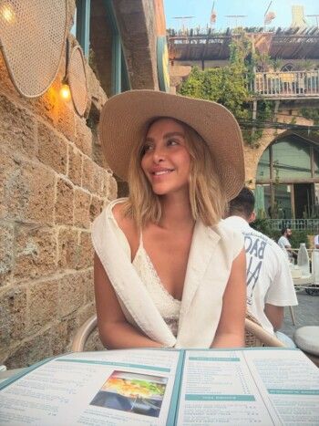 نور علي تستمتع بوقتها في مدن لبنان