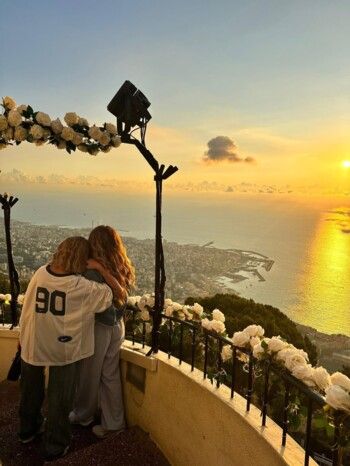 نور علي تستمتع بوقتها في مدن لبنان