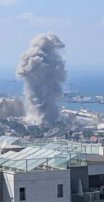 إصابات عدة فى سقوط صواريخ إيرانية بشكل مباشر على حيفا المحتلة.. فيديو