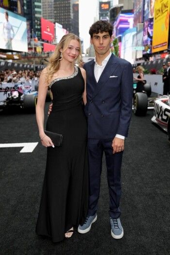 في العرض الأول لفيلم "F1".. السائقون وشريكاتهم ينطلقون بالموضة على المسار السريع