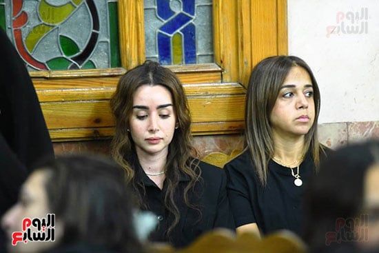 تامر حسني يقدم واجب العزاء فى والدة سارة وفيق.. صور