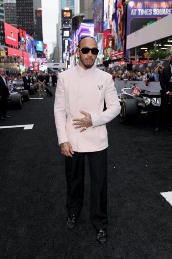 في العرض الأول لفيلم "F1".. السائقون وشريكاتهم ينطلقون بالموضة على المسار السريع