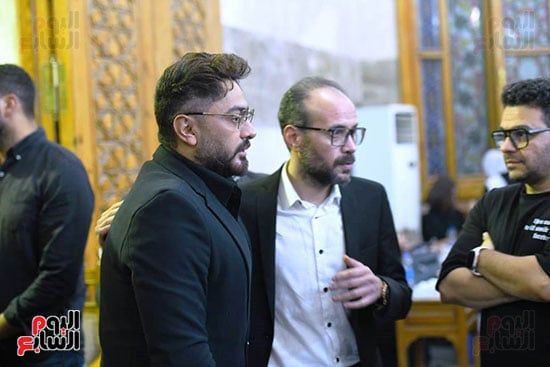 تامر حسني يقدم واجب العزاء فى والدة سارة وفيق.. صور