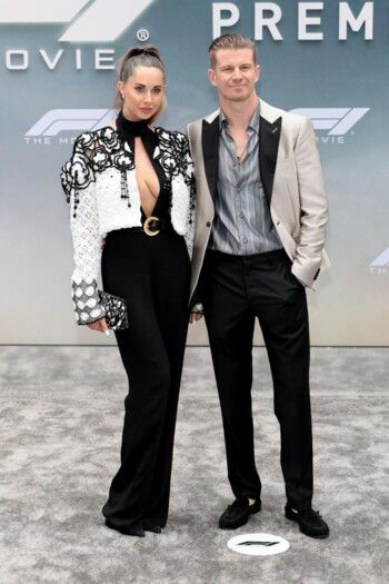 في العرض الأول لفيلم "F1".. السائقون وشريكاتهم ينطلقون بالموضة على المسار السريع