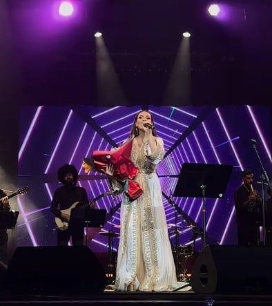 كارمن سليمان تحيى حفل مهرجان موازين وتعانق العلم المغربى.. صور