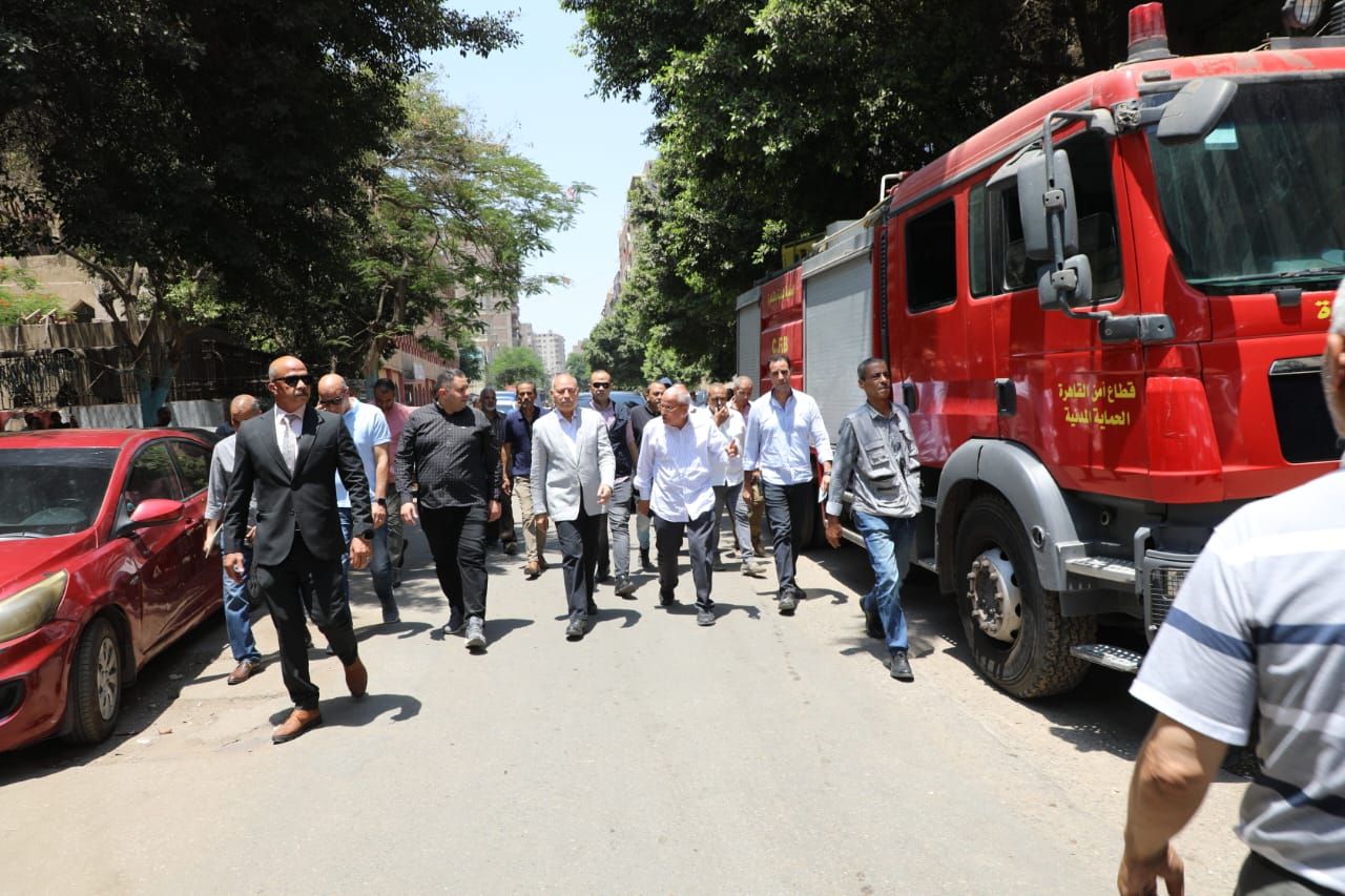 محافظ القاهرة يشرف على أعمال الإنقاذ بموقع انهيار عقارين بحدائق القبة