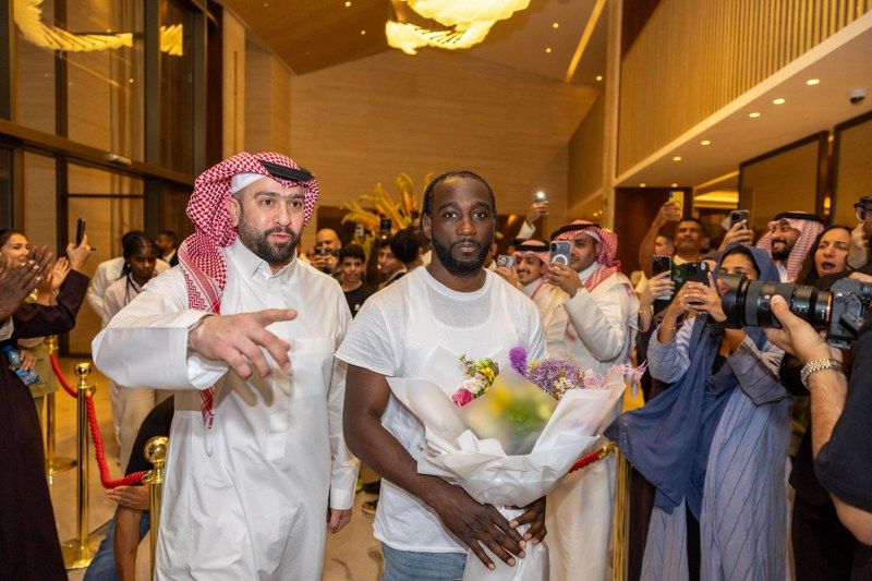 استعدادًا للمواجهة التاريخية في سبتمبر.. نجما الملاكمة كانيلو وكروفورد يصلان العاصمة الرياض