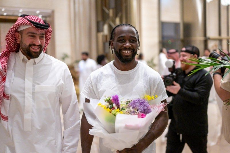 استعدادًا للمواجهة التاريخية في سبتمبر.. نجما الملاكمة كانيلو وكروفورد يصلان العاصمة الرياض