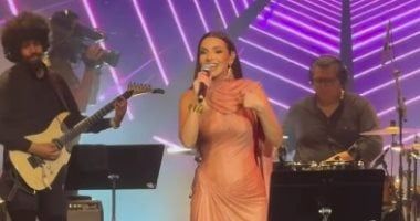 كارمن سليمان تحيى حفل مهرجان موازين وتعانق العلم المغربى.. صور