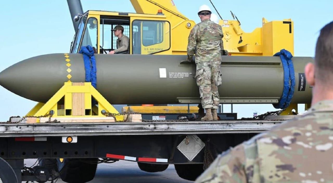 قادرة على سحق منشآت إيران النووية...شاهد أول صور للقنبلة الأمريكية "خارقة التحصينات" .."تزن 15 طناً"