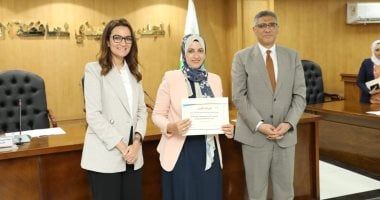 محافظ الجيزة يسلّم شهادات محو الأمية لـ18 من العاملين بالمنطقة الأثرية بالهرم