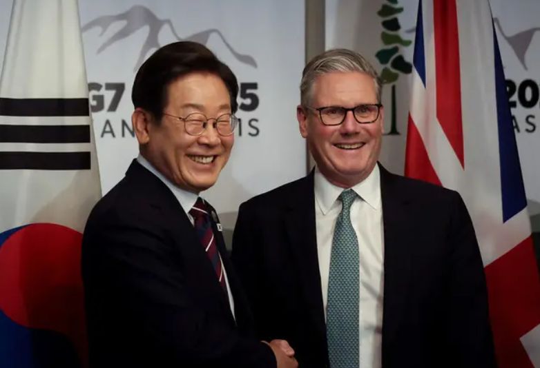 الامارات | رئيس وزراء بريطانيا في "موقف محرج" .. لم يتعرف على رئيس كوريا الجنوبية وصافح المترجم بدلاً منه (فيديو)