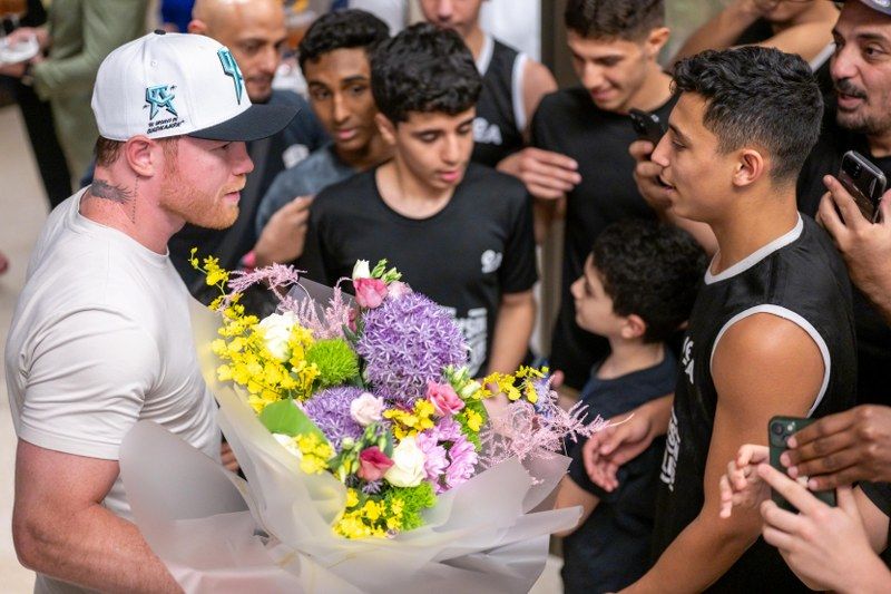 استعدادًا للمواجهة التاريخية في سبتمبر.. نجما الملاكمة كانيلو وكروفورد يصلان العاصمة الرياض
