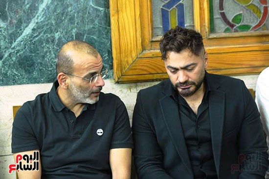 تامر حسني يقدم واجب العزاء فى والدة سارة وفيق.. صور