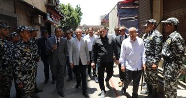 محافظ القاهرة يشرف على أعمال الإنقاذ بموقع انهيار عقارين بحدائق القبة