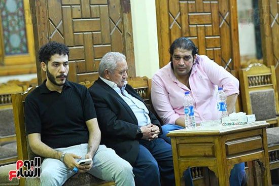 تامر حسني يقدم واجب العزاء فى والدة سارة وفيق.. صور