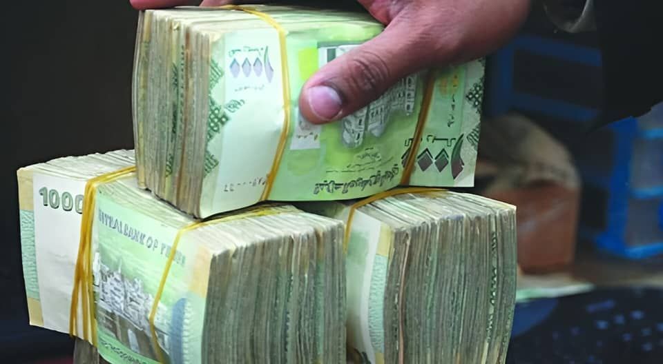 الريال اليمني يواصل الانهيار في مناطق الحكومة الشرعية.. وقلق شعبي من تدهور معيشي واقتصادي